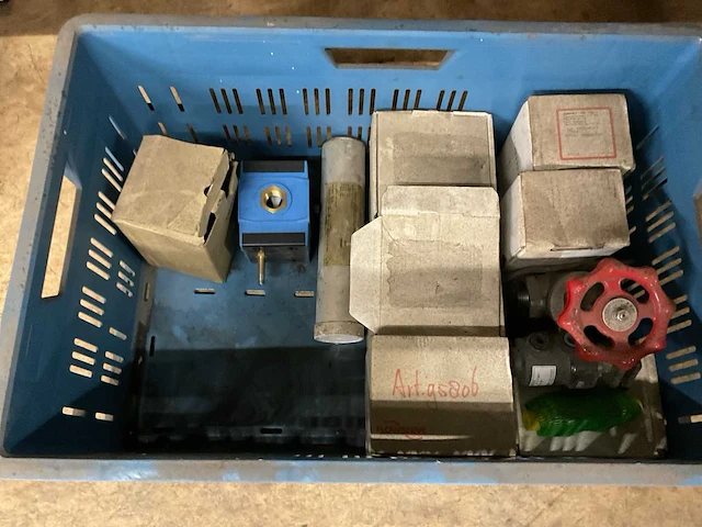 Magazijnkasten met inhoud - afbeelding 8 van  9