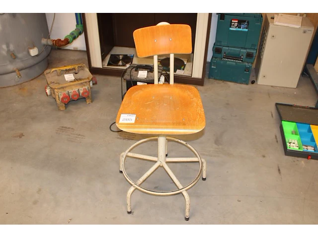 Magazijnkruk met houten zitting. - afbeelding 1 van  2