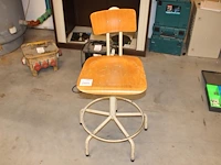 Magazijnkruk met houten zitting.