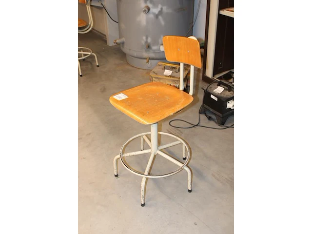 Magazijnkruk met houten zitting. - afbeelding 2 van  2