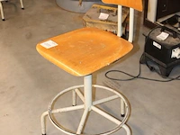 Magazijnkruk met houten zitting. - afbeelding 2 van  2
