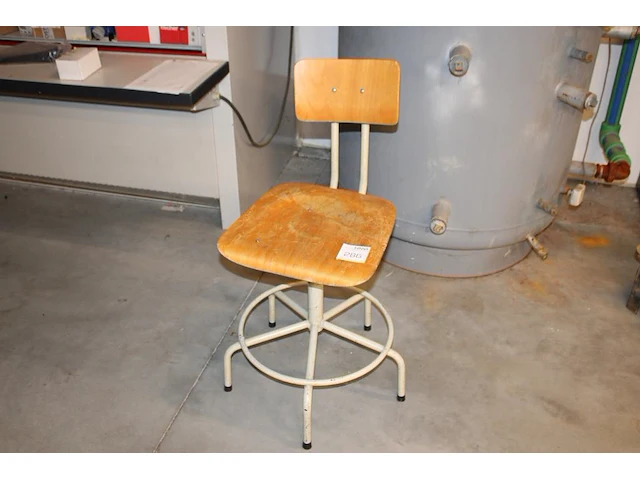 Magazijnkruk met houten zitting. - afbeelding 1 van  2