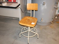 Magazijnkruk met houten zitting.
