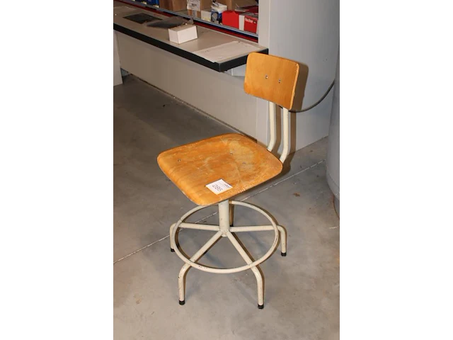 Magazijnkruk met houten zitting. - afbeelding 2 van  2