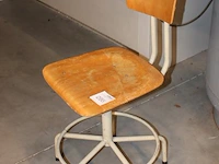Magazijnkruk met houten zitting. - afbeelding 2 van  2