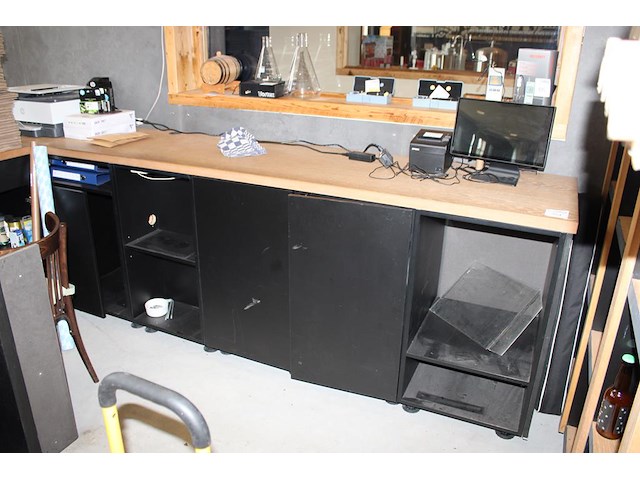 Magazijnmeubel met houten blad in hoekopstelling met kasten, laden en vakken. afmeting 300 x 140 x 94 cm. - afbeelding 1 van  2