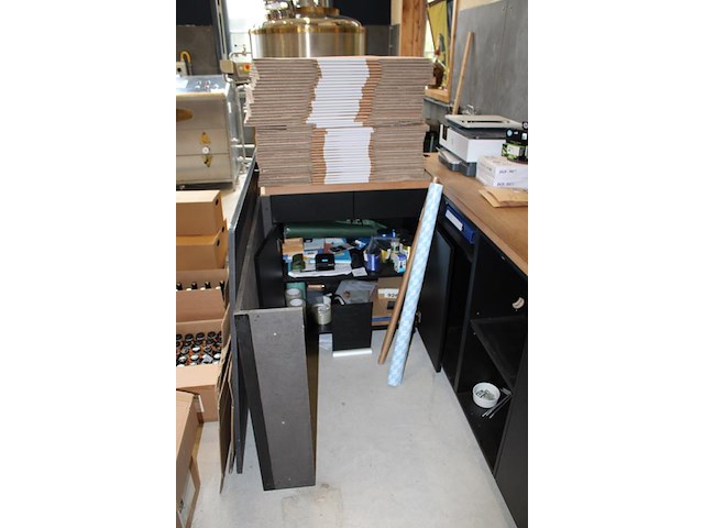 Magazijnmeubel met houten blad in hoekopstelling met kasten, laden en vakken. afmeting 300 x 140 x 94 cm. - afbeelding 2 van  2