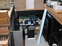 Magazijnmeubel met houten blad in hoekopstelling met kasten, laden en vakken. afmeting 300 x 140 x 94 cm. - afbeelding 2 van  2