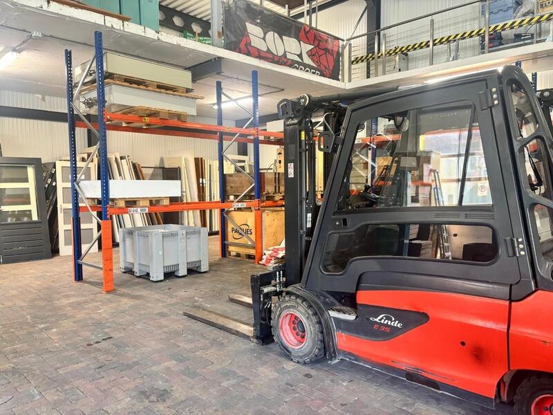 Magazijnopruiming: tussenstation (bouwmaterialen en machines)