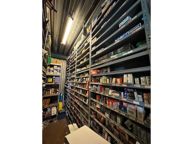 Magazijnstelling 41 meter / 30cm diep + legbordstelling 5,7 meter / 80cm diep - afbeelding 2 van  16