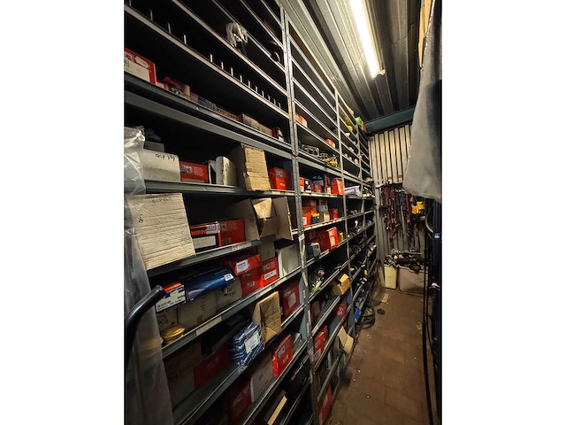 Magazijnstelling 41 meter / 30cm diep + legbordstelling 5,7 meter / 80cm diep - afbeelding 3 van  16