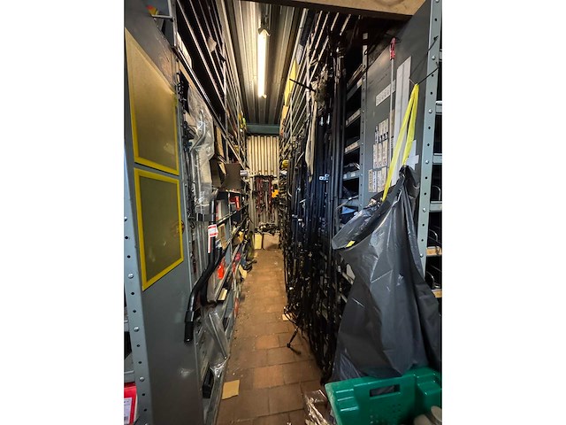 Magazijnstelling 41 meter / 30cm diep + legbordstelling 5,7 meter / 80cm diep - afbeelding 5 van  16