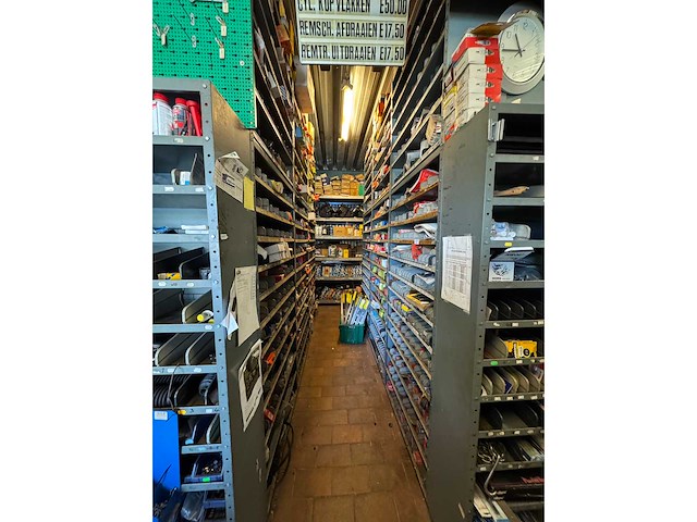 Magazijnstelling 41 meter / 30cm diep + legbordstelling 5,7 meter / 80cm diep - afbeelding 7 van  16