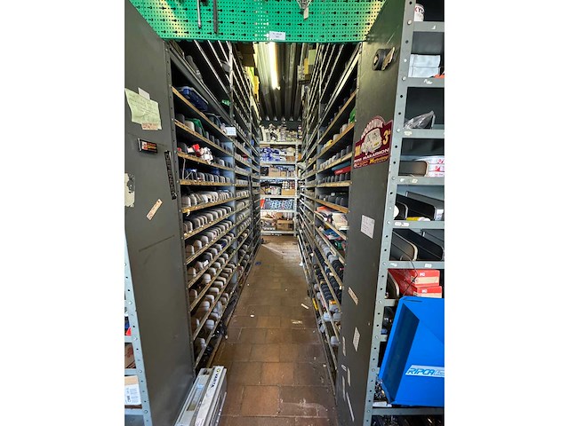 Magazijnstelling 41 meter / 30cm diep + legbordstelling 5,7 meter / 80cm diep - afbeelding 8 van  16