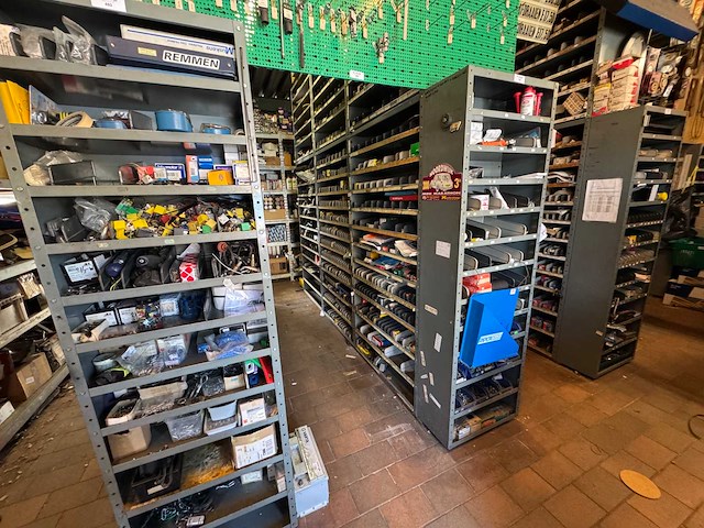 Magazijnstelling 41 meter / 30cm diep + legbordstelling 5,7 meter / 80cm diep - afbeelding 1 van  16