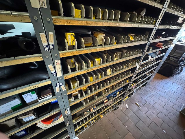 Magazijnstelling 41 meter / 30cm diep + legbordstelling 5,7 meter / 80cm diep - afbeelding 11 van  16