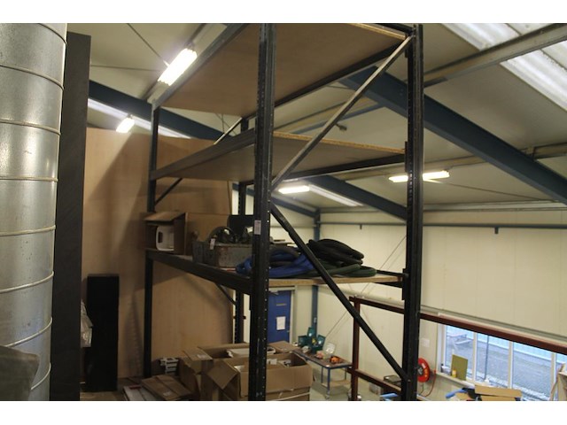 Magazijnstelling bestaande uit vier staanders. afmeting 110 x 295 cm, 18 liggers met lengte 270 cm en nege... - afbeelding 1 van  2