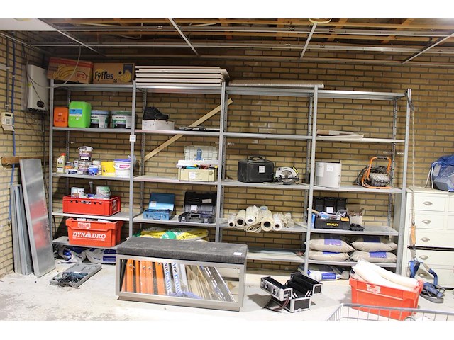 Magazijnstelling bestaande uit vijf staanders en twintig legbladen. afm. 400 x 40 x 220 cm. - afbeelding 1 van  2