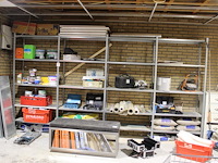 Magazijnstelling bestaande uit vijf staanders en twintig legbladen. afm. 400 x 40 x 220 cm. - afbeelding 1 van  2