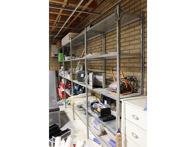 Magazijnstelling bestaande uit vijf staanders en twintig legbladen. afm. 400 x 40 x 220 cm. - afbeelding 2 van  2