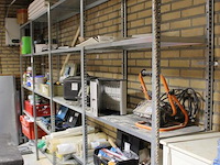 Magazijnstelling bestaande uit vijf staanders en twintig legbladen. afm. 400 x 40 x 220 cm. - afbeelding 2 van  2