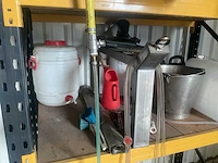 Magazijnstelling met accu benodigdheden - afbeelding 3 van  5