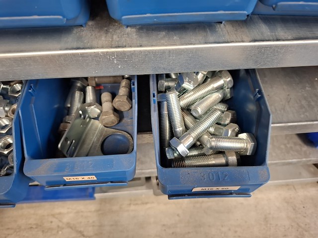 Magazijnstelling met bevestigingsmateriaal - afbeelding 28 van  36