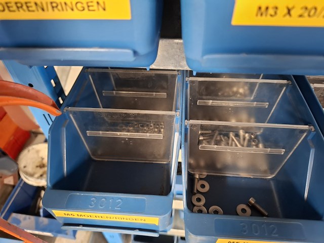 Magazijnstelling met bevestigingsmateriaal - afbeelding 34 van  36