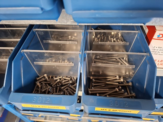 Magazijnstelling met bevestigingsmateriaal - afbeelding 35 van  36