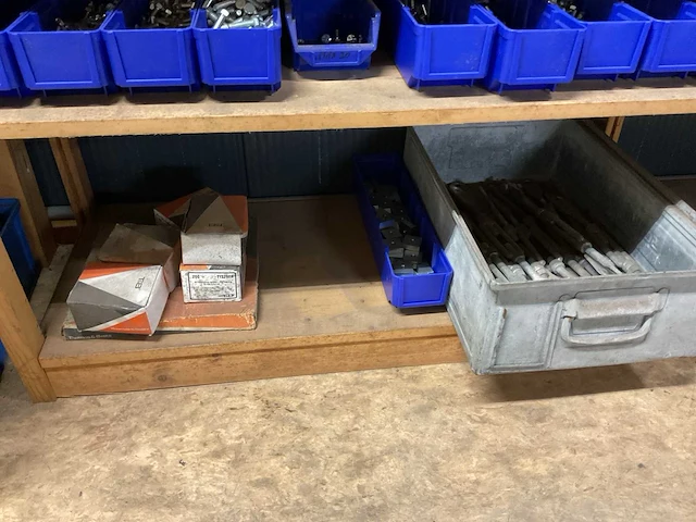 Magazijnstelling met inhoud (4x) - afbeelding 14 van  18
