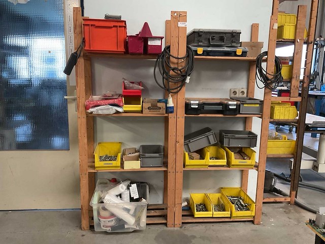 Magazijnstelling met inhoud - afbeelding 1 van  3