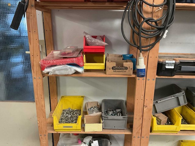 Magazijnstelling met inhoud - afbeelding 2 van  3