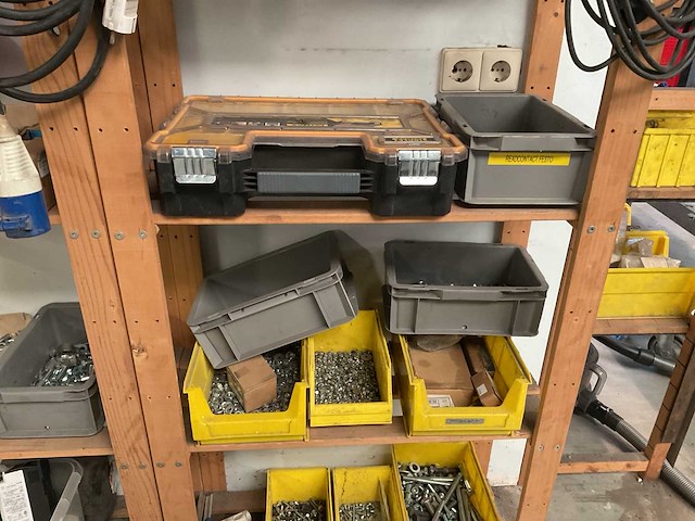 Magazijnstelling met inhoud - afbeelding 3 van  3