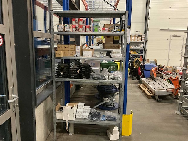 Magazijnstelling met inhoud - afbeelding 1 van  4