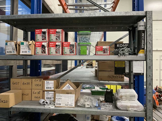 Magazijnstelling met inhoud - afbeelding 2 van  4