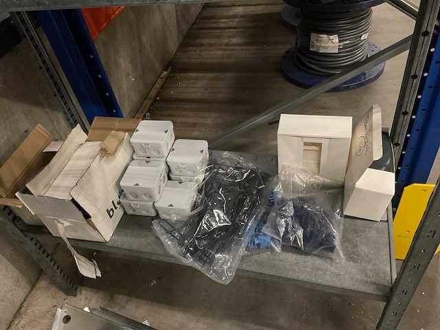 Magazijnstelling met inhoud - afbeelding 4 van  4