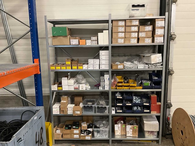 Magazijnstelling met inhoud - afbeelding 1 van  6