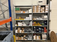 Magazijnstelling met inhoud - afbeelding 1 van  6