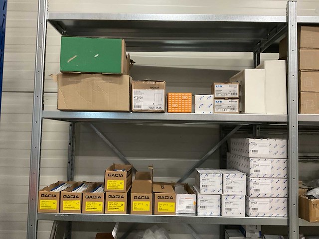 Magazijnstelling met inhoud - afbeelding 2 van  6