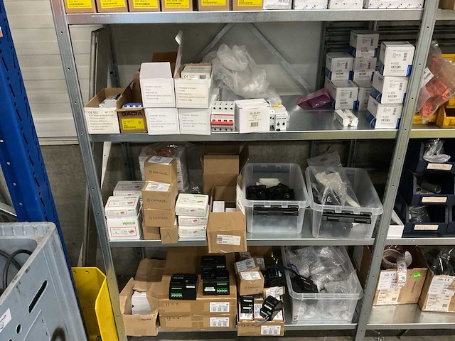 Magazijnstelling met inhoud - afbeelding 3 van  6