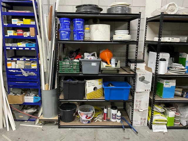 Magazijnstelling met inhoud - afbeelding 1 van  7