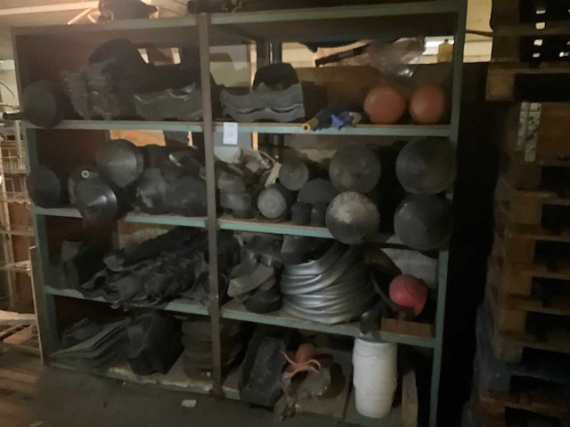 Magazijnstelling met inhoud - afbeelding 1 van  5