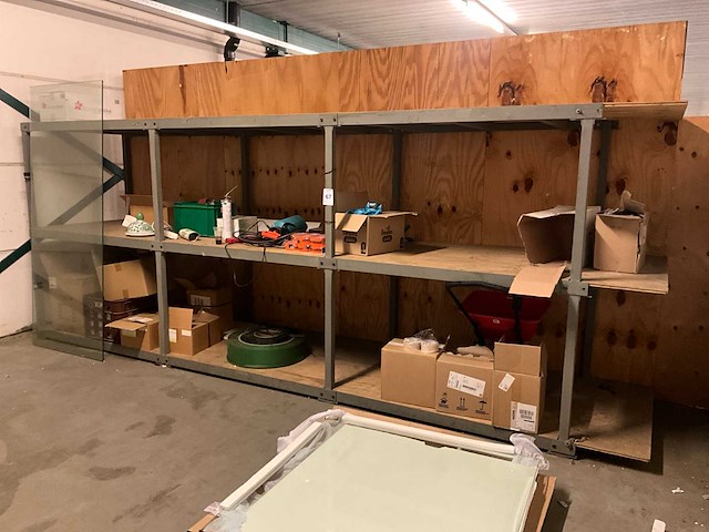 Magazijnstelling met inhoud - afbeelding 1 van  12