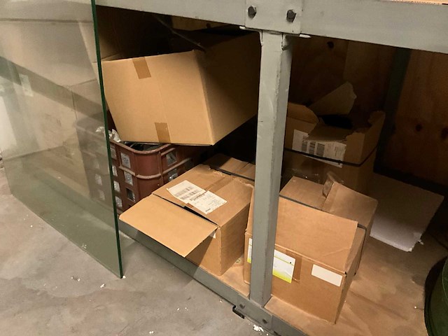 Magazijnstelling met inhoud - afbeelding 11 van  12