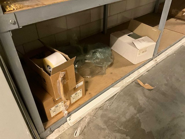 Magazijnstelling met inhoud - afbeelding 2 van  12