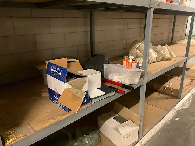 Magazijnstelling met inhoud - afbeelding 12 van  12