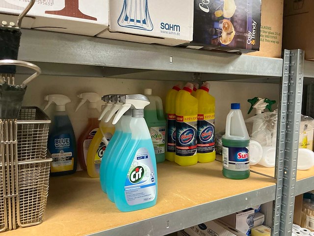 Magazijnstelling, met inhoud. - afbeelding 2 van  12