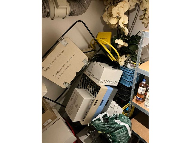 Magazijnstelling, met inhoud. - afbeelding 4 van  12