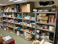 Magazijnstelling, met inhoud. - afbeelding 1 van  12