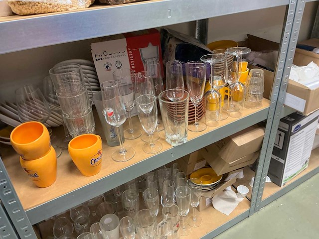 Magazijnstelling, met inhoud. - afbeelding 10 van  12